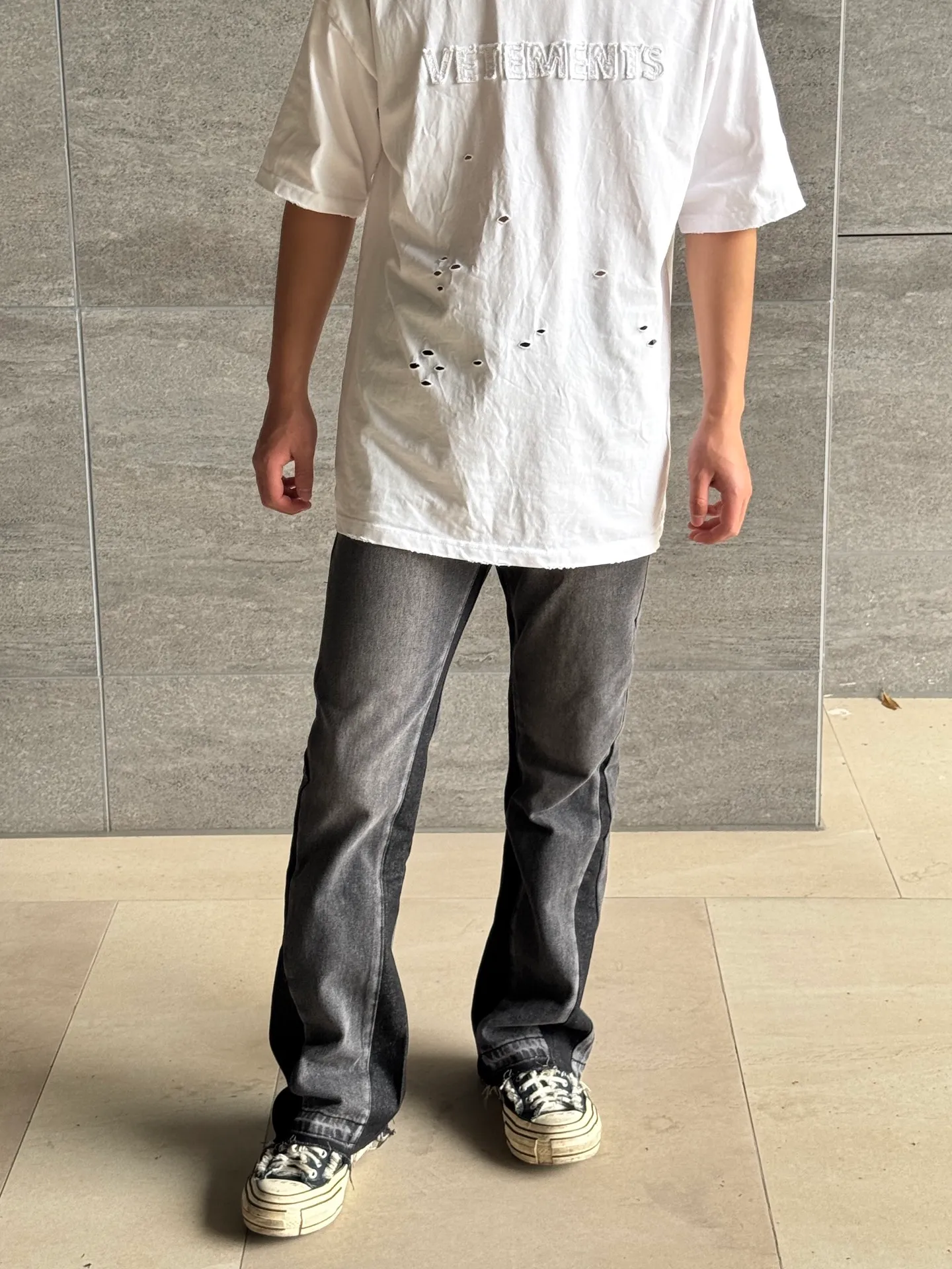 -Size upper body P246#G990 GALLERY DEPT denim bell-bottoms washed distressed spliced ​​denim jeans. During the process, the owner of the denim washing plant helped introduce a boss who once worked for Levi's foundry and started his own business. This also paved the way for the following styles. Therefore, Levi's remodeled single product for the base plate is really familiar. Whether it is the fabrics supplied or the lathes used in production, there is nothing to choose from. -Color: Black -Size: S-XXL (corresponding to 28-36)